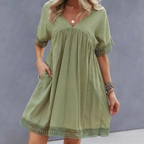 Private Label Dresses & Skirts - NEW!! 🌺 Crochet Hem V - Neck dress with pockets size Medium
